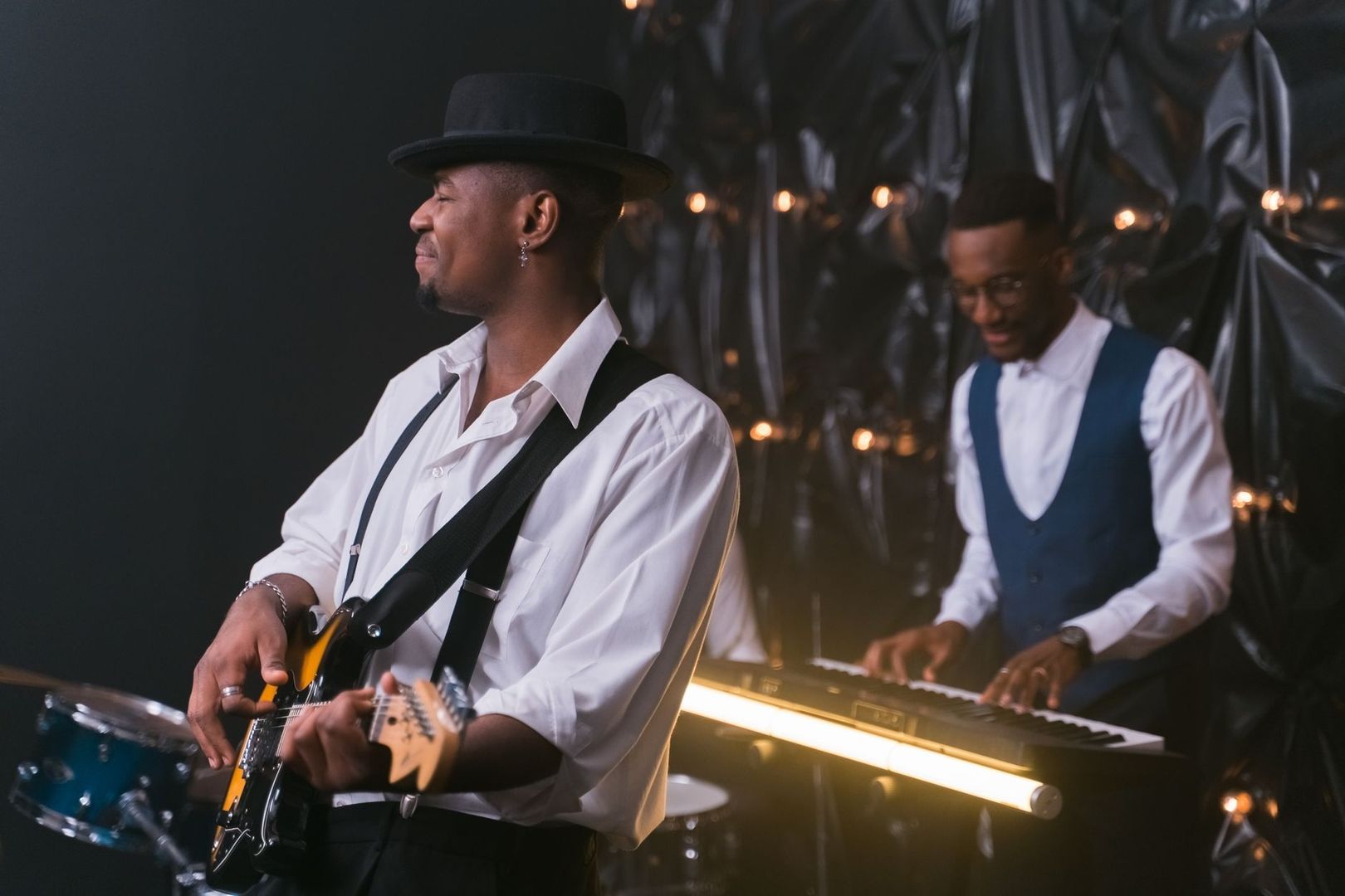 Jazz-yhtyeen muusikot soittavat kitaraa ja koskettimia lavalla